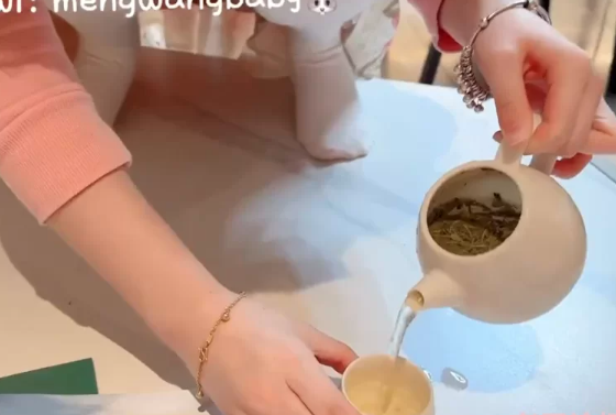 图片[4]-白虎小萝莉：哥哥，请喝茶（等萝莉整理包） [153+1.02G][百度盘]-基腐天堂